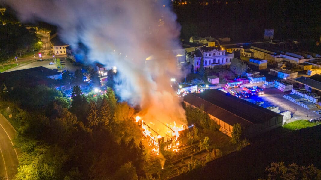 Rozsáhlý požár v Jaroměři. Foto: HZS