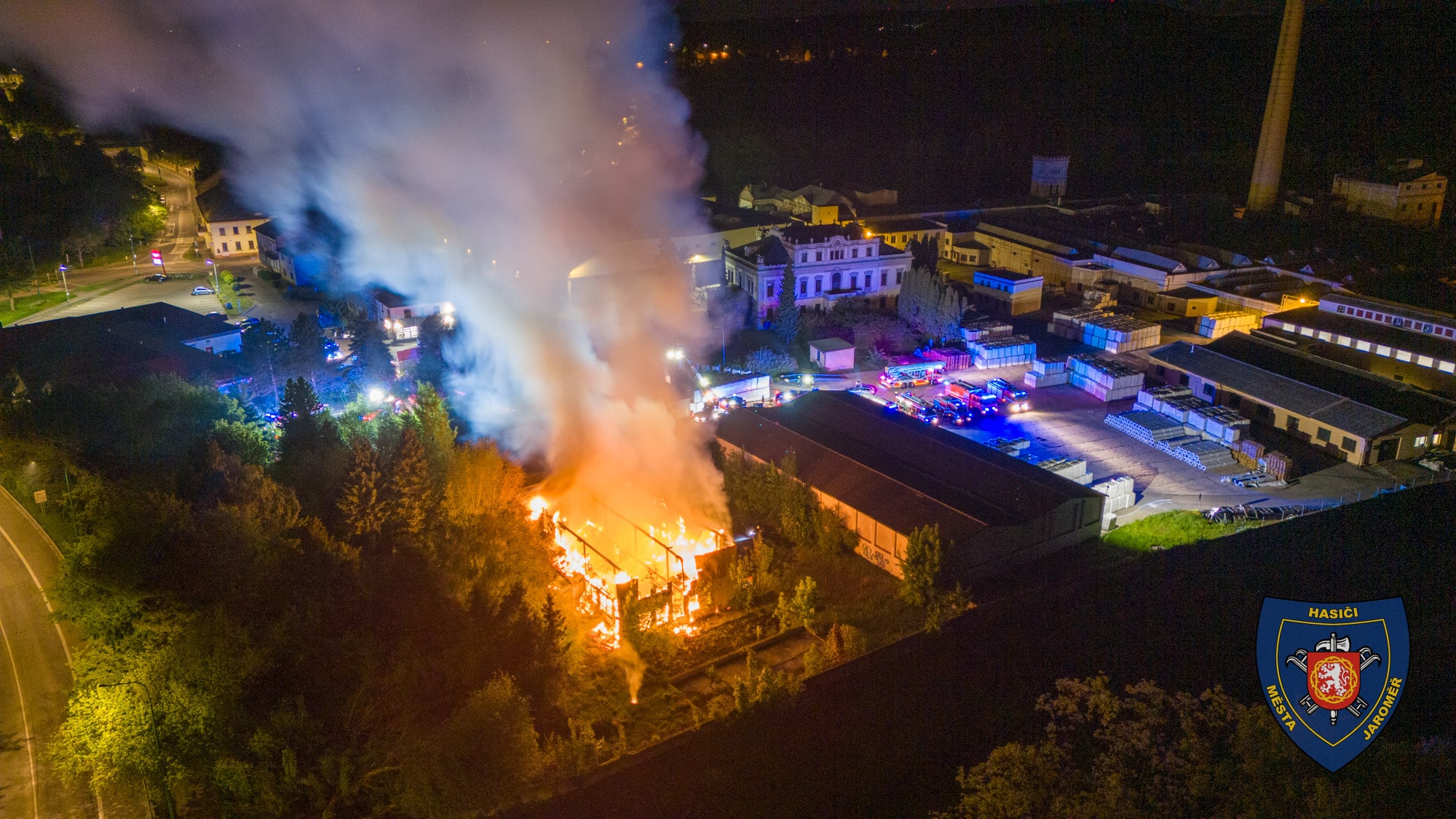 Rozsáhlý požár v Jaroměři. Foto: HZS