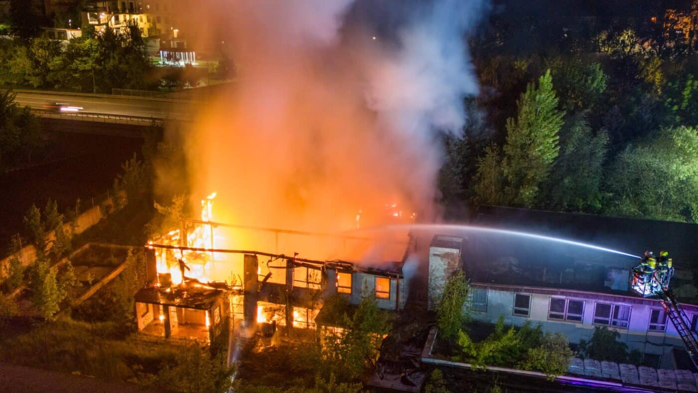 Rozsáhlý požár v Jaroměři. Foto: HZS