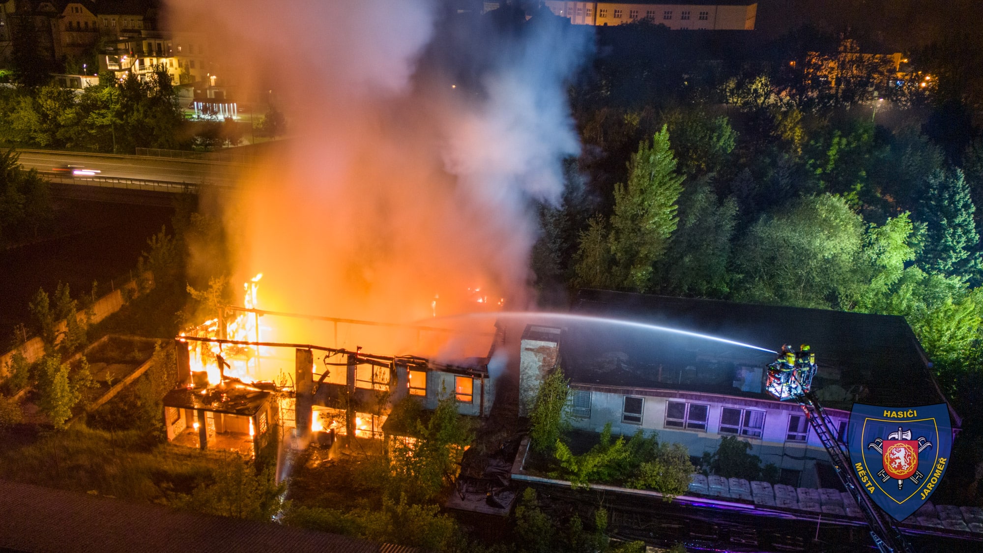 Rozsáhlý požár v Jaroměři. Foto: HZS