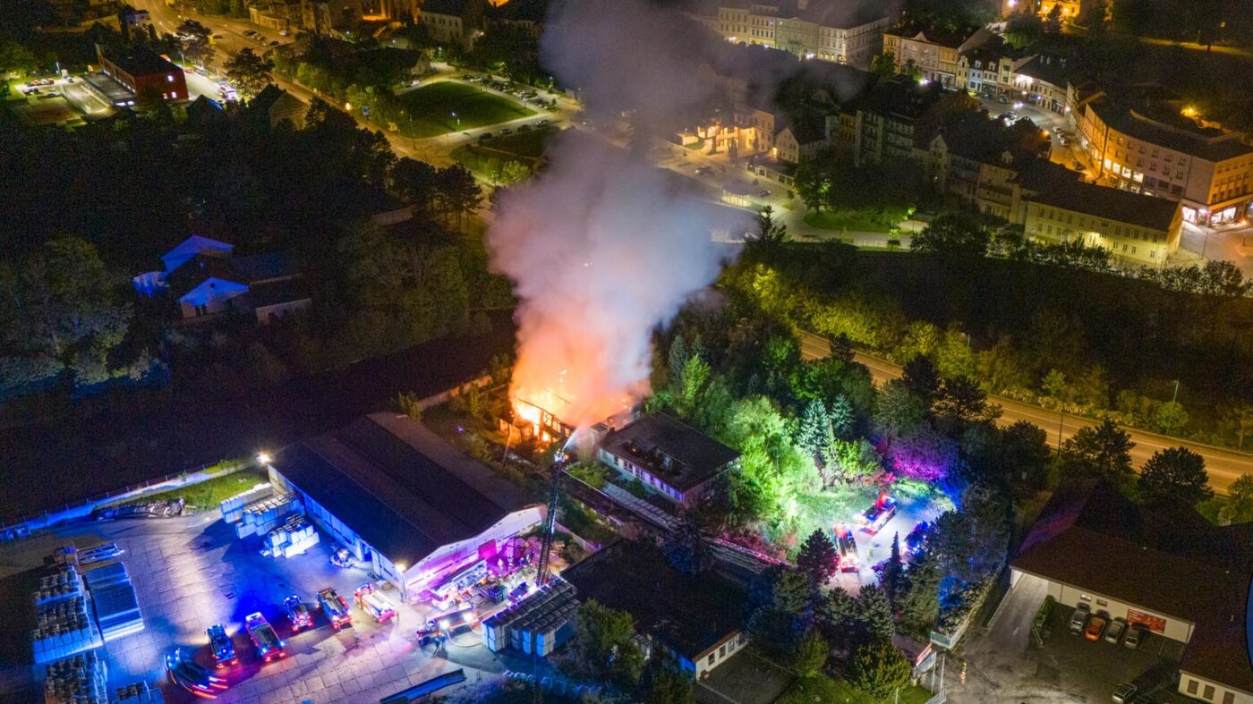 Rozsáhlý požár v Jaroměři. Foto: HZS