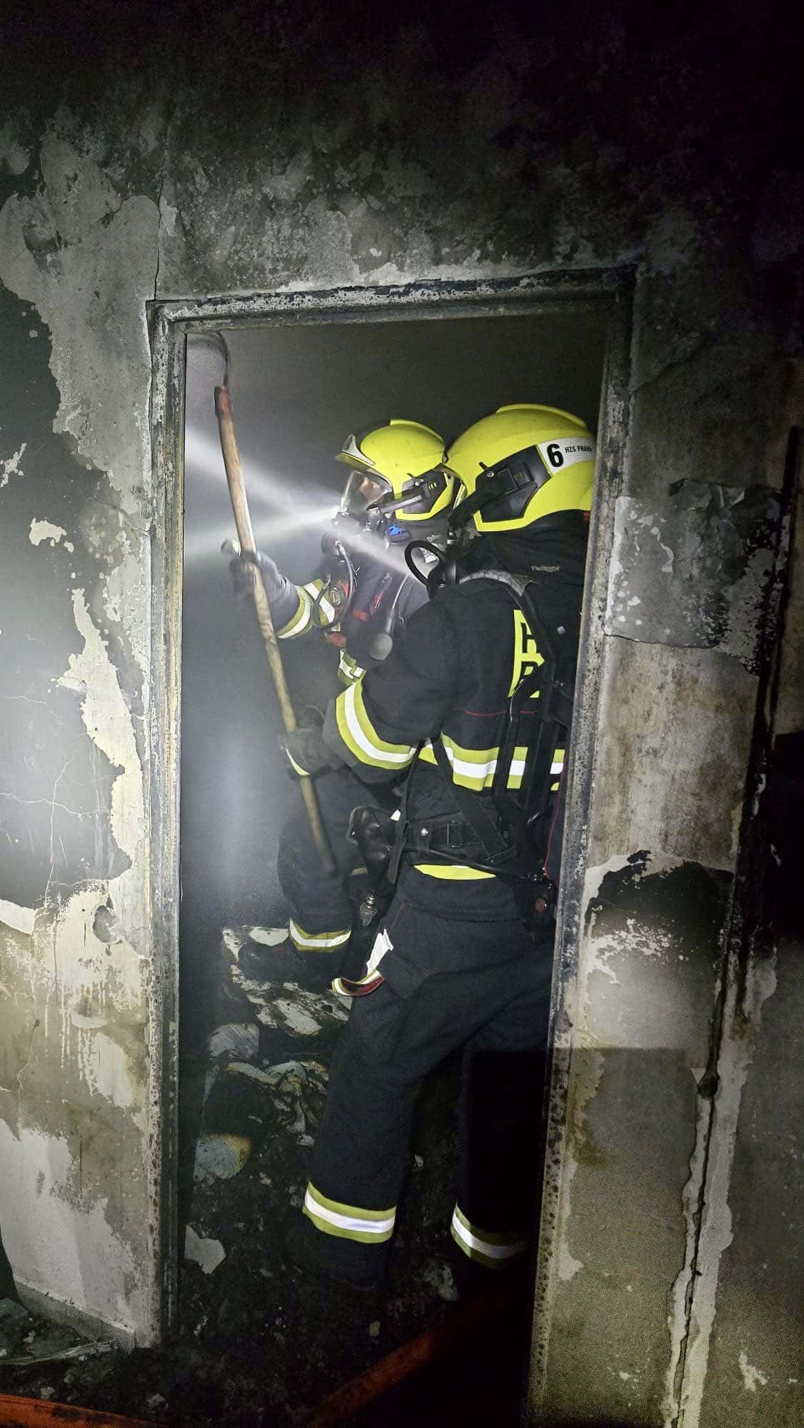 Požár bytu v Praze v ulici Na Komořsku. Foto: HZS