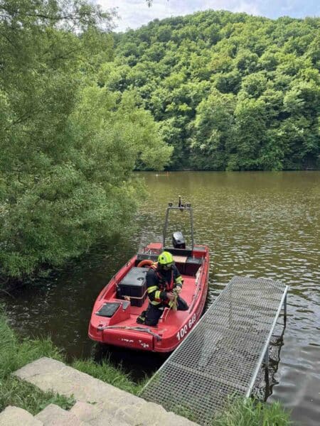 Hasiči dnes prohledávali řeku Sázavu. Foto: HZS