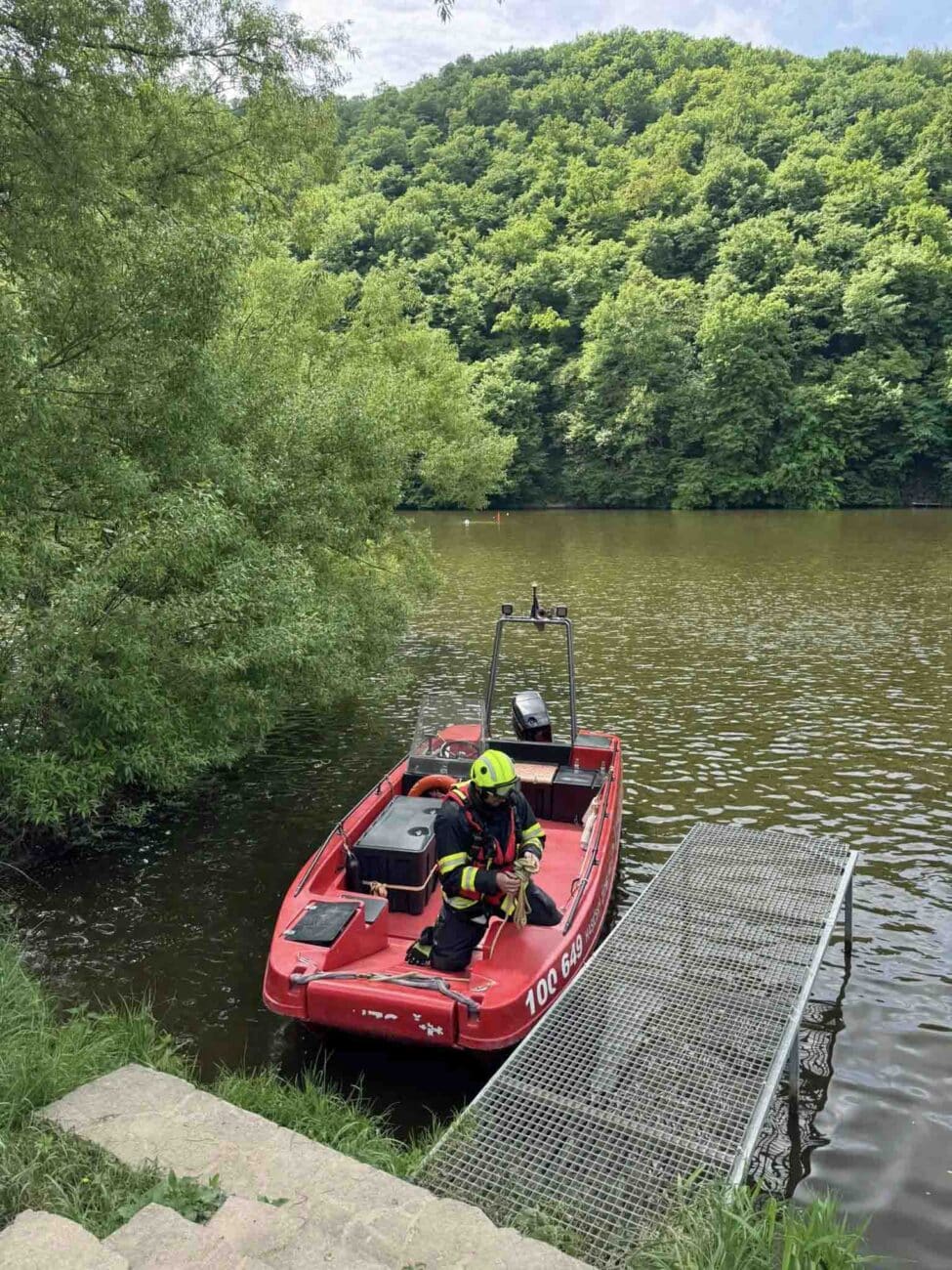 Hasiči dnes prohledávali řeku Sázavu. Foto: HZS