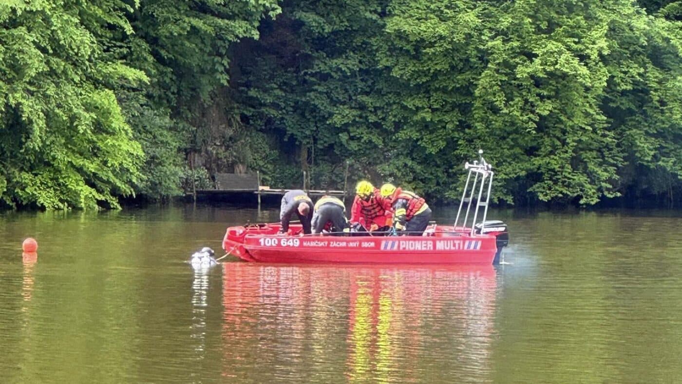 Hasiči dnes prohledávali řeku Sázavu. Foto: HZS