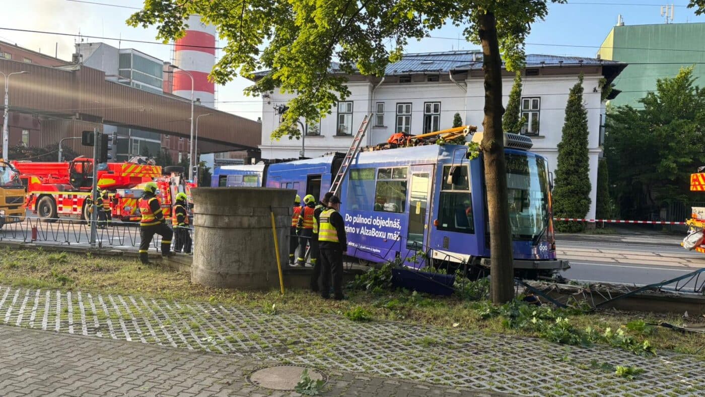 V Ostravě vykolejila tramvaj po srážce s autem.