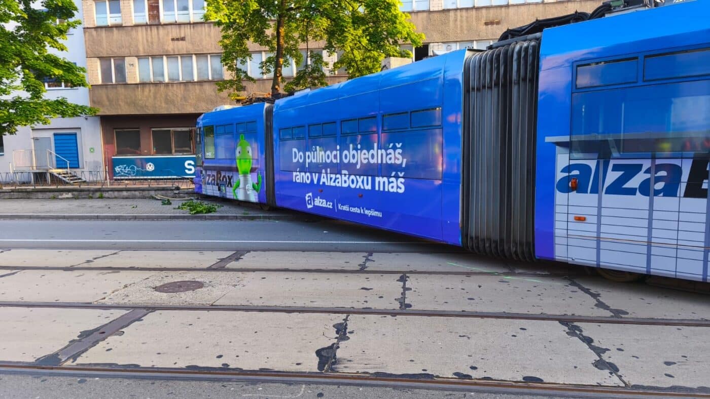 V Ostravě vykolejila tramvaj po srážce s autem.
