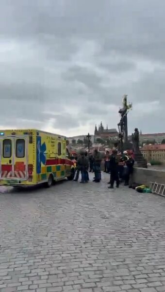 VIDEO: Policie zasahuje na Karlově Mostě! Na sochu vylezl muž a chce skočit do Vltavy