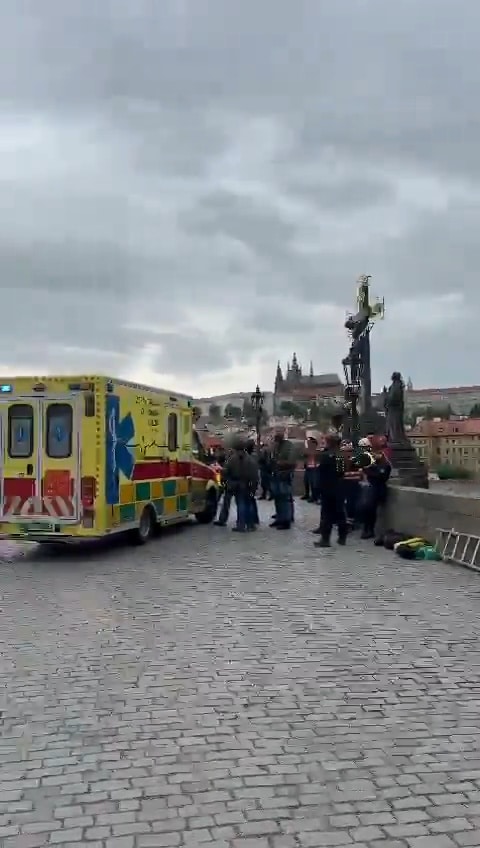 VIDEO: Policie zasahuje na Karlově Mostě! Na sochu vylezl muž a chce skočit do Vltavy