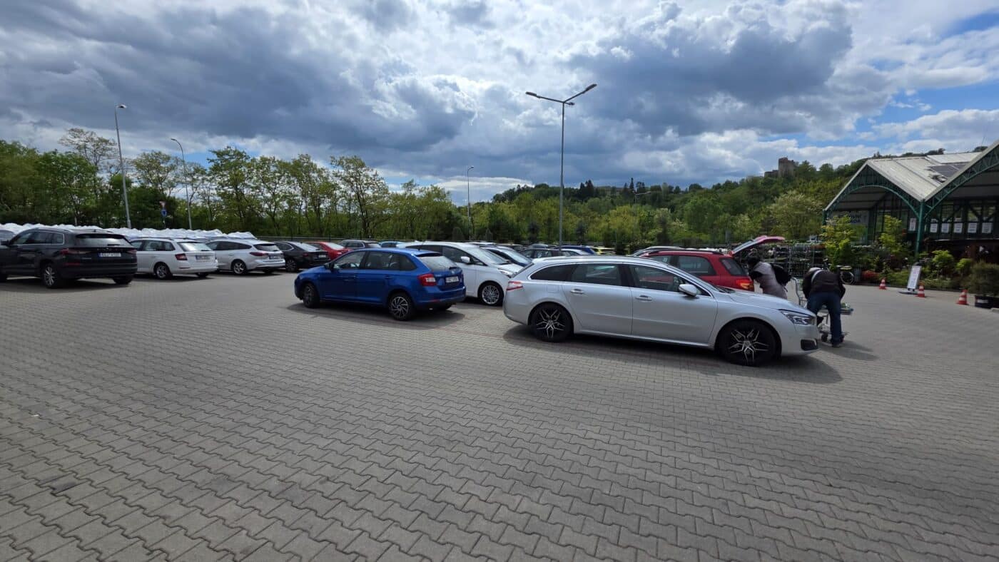 Zcela plné parkoviště u Zahradního centra Debř. Foto: ČRzprávy