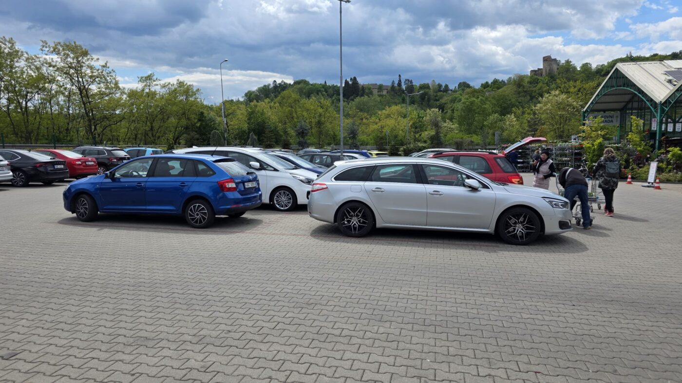 Zcela plné parkoviště u Zahradního centra Debř. Foto: ČRzprávy