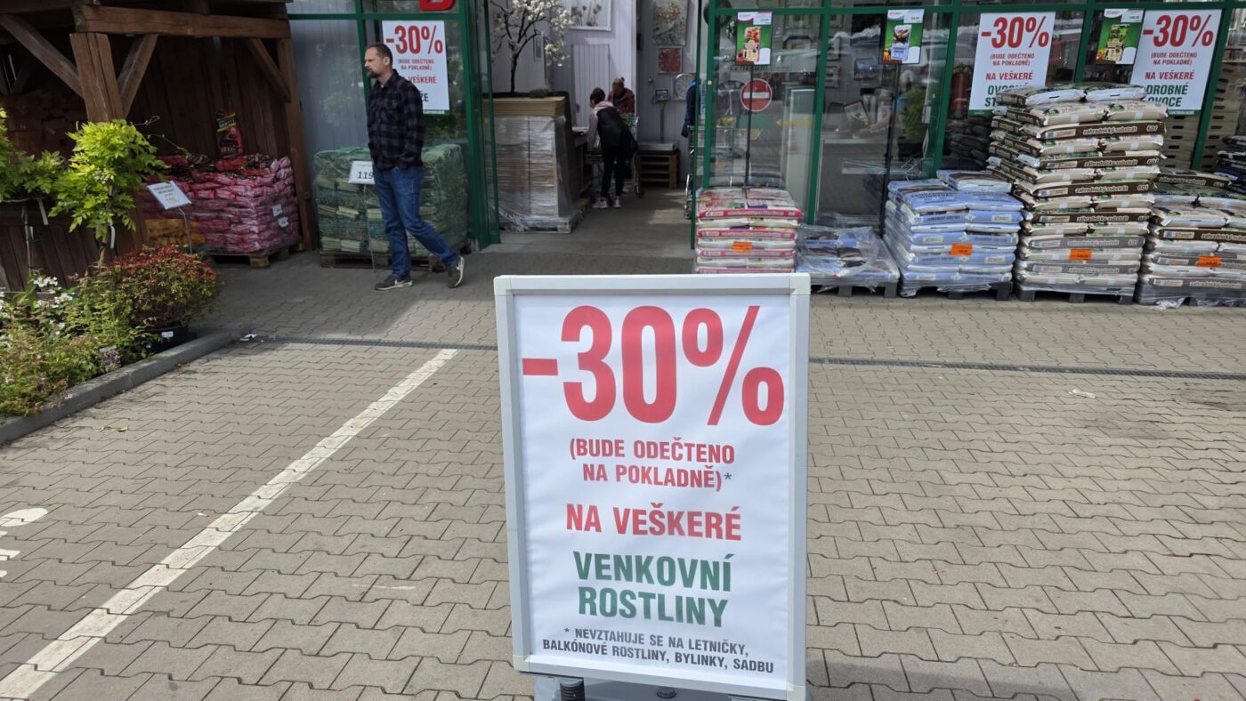 Výprodej v Zahradnictví Debř. Foto: ČRzprávy