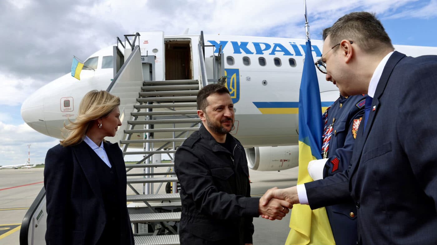 Prezident Volodymyr Zelenskyj se ženou přiletěli do Prahy.