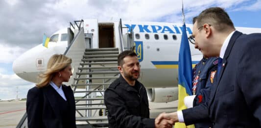 Prezident Volodymyr Zelenskyj se ženou přiletěli do Prahy.