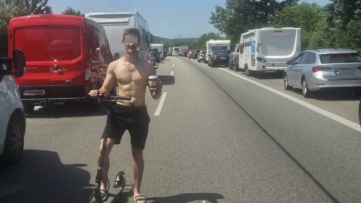 Po dálnici D1 u Brna teď jedině na koloběžce. Foto: Markéta Hanzlíčková