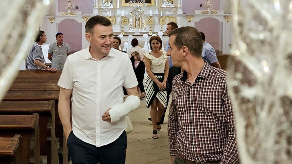 Hejtman Martin Půta dnes se zlomenou rukou.