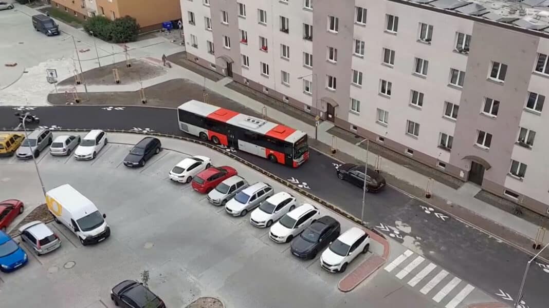 Aby autobus projel nemocniční ulici v Mělníku, musí do protisměru. Autor: Helena Helí