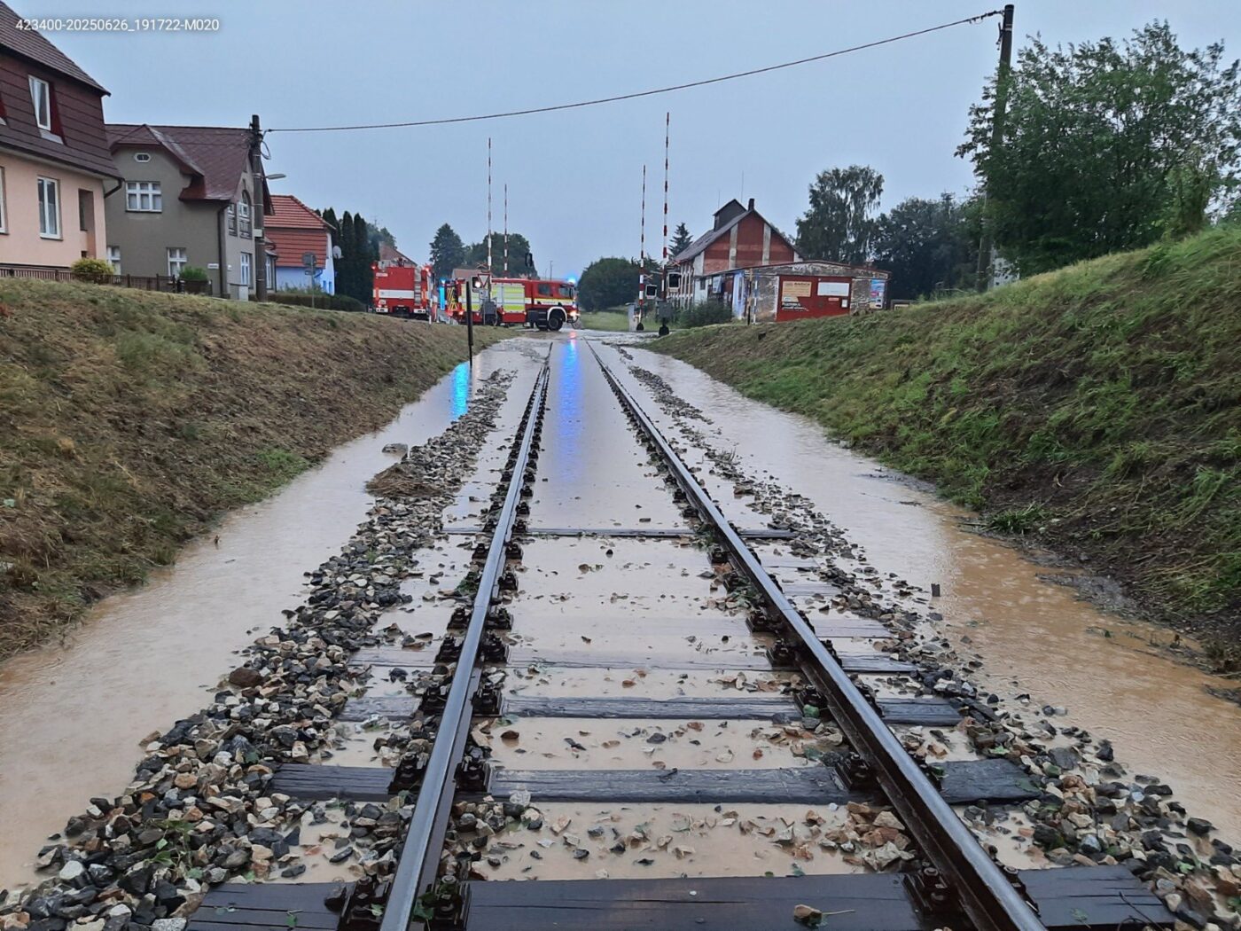 Na trati Slavonice–Dačice voda podemlela koleje.
