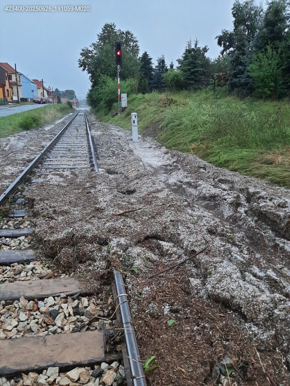 Na trati Slavonice–Dačice voda podemlela koleje.