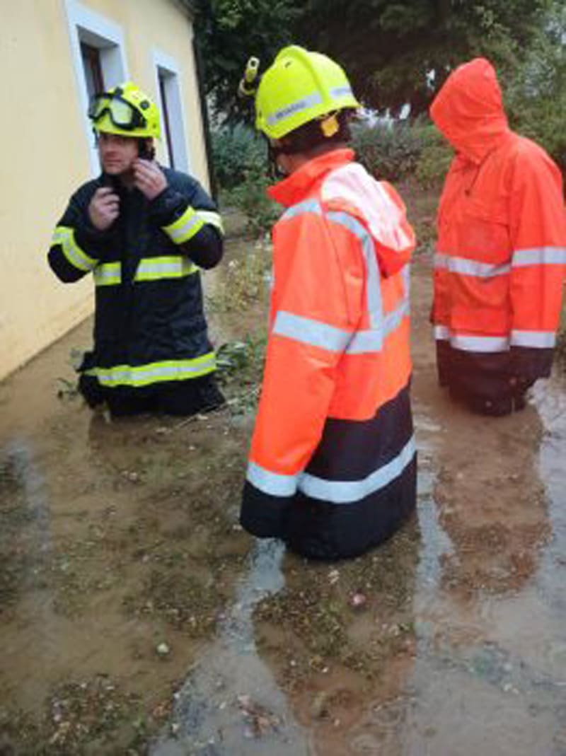 Ve Slavonicích rozvodněný potok zaplavil několik domů.
