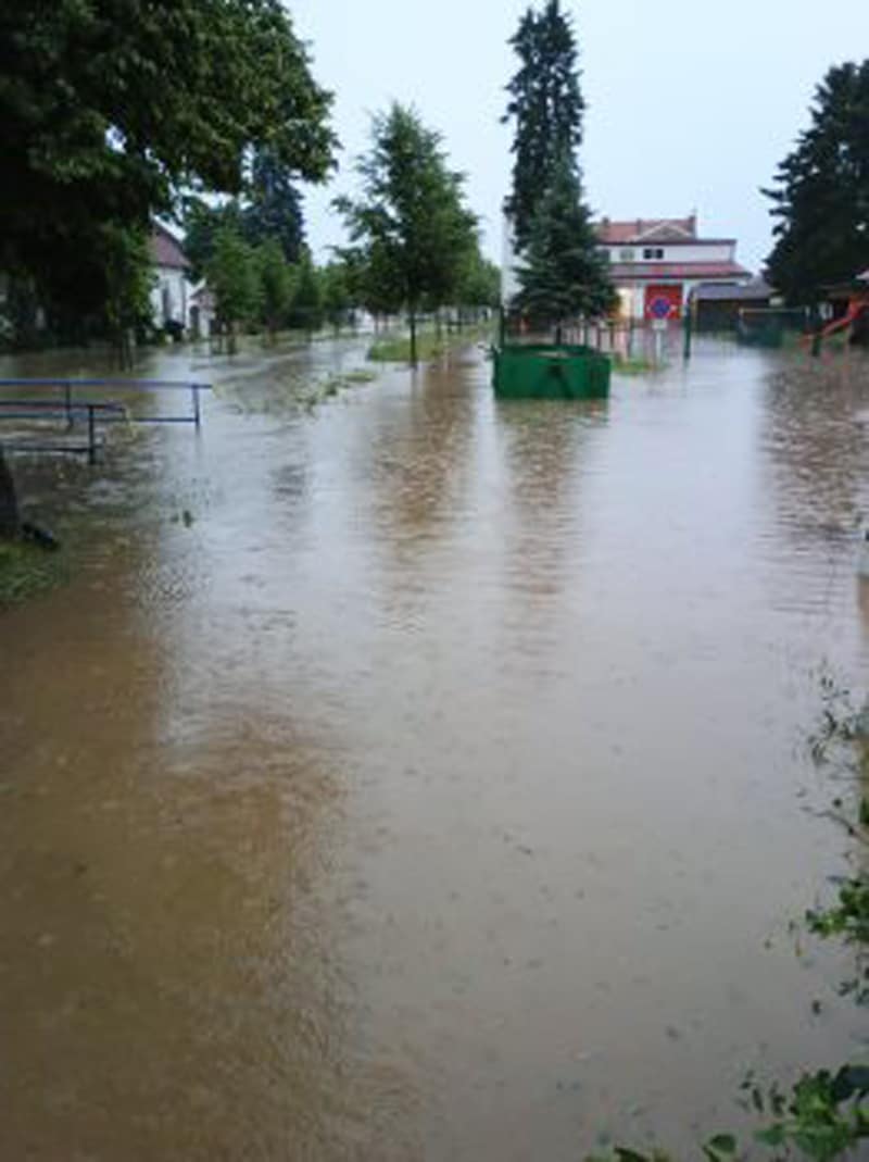 Ve Slavonicích rozvodněný potok zaplavil několik domů.