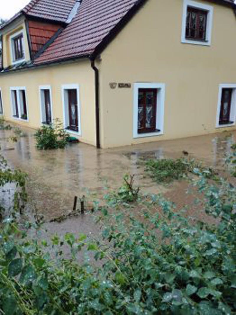 Ve Slavonicích rozvodněný potok zaplavil několik domů.