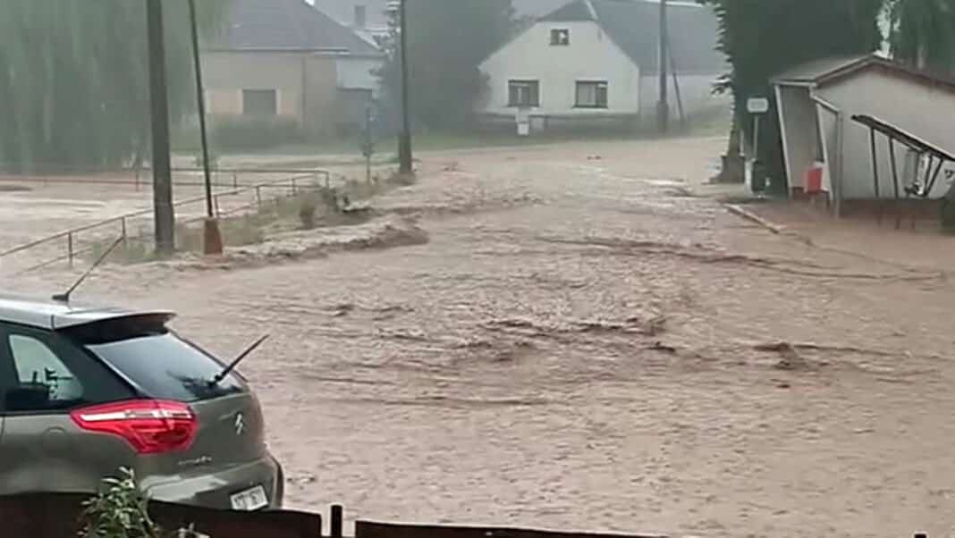 Přívalový liják se žene obcí Holešice.