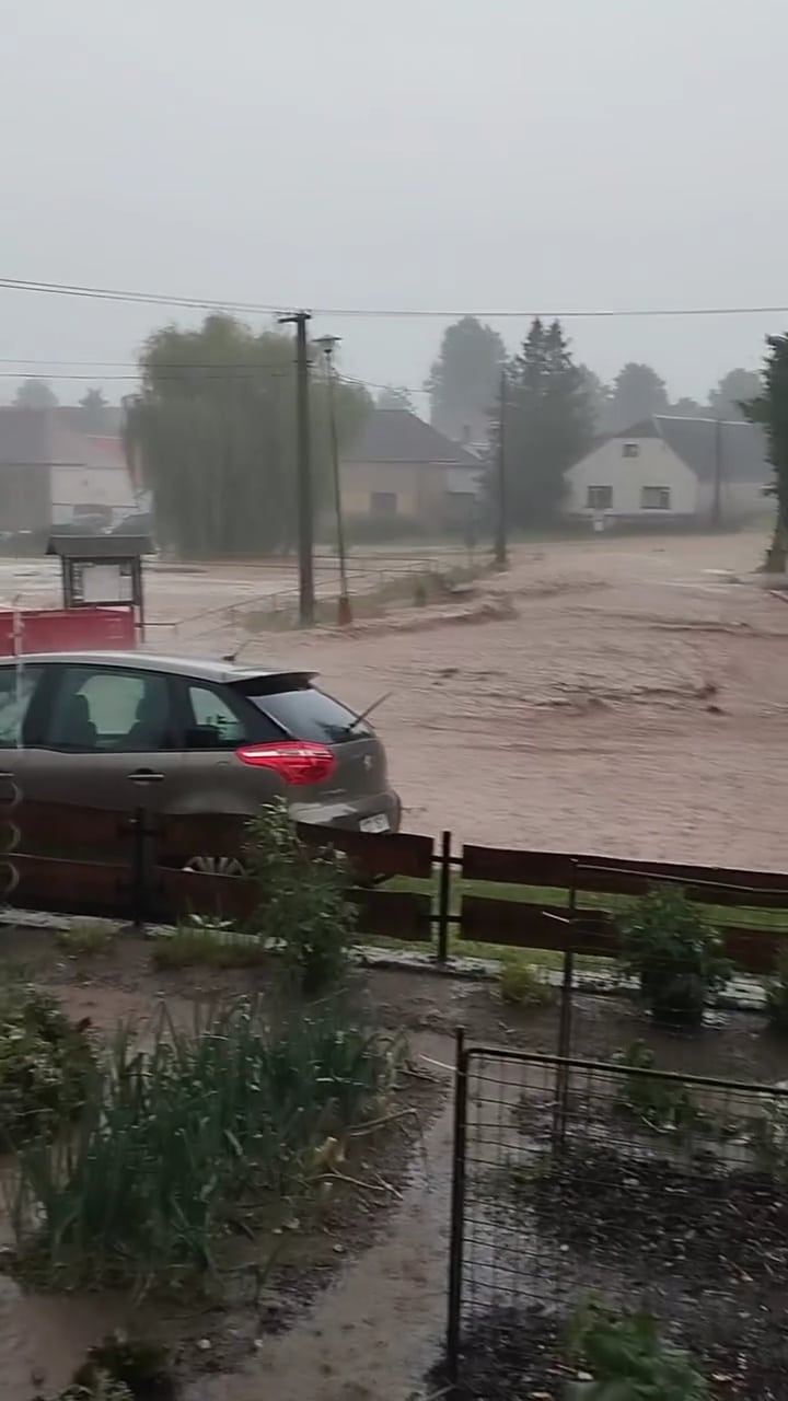 VIDEO: Přívalový déšť v obci Holešice u Cizkrajova.