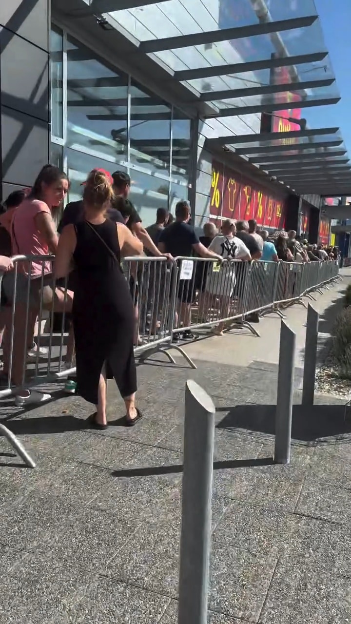 VIDEO: Fronta zákazníků před Lidl outlet Olomouc. Autor: FB / Jsem z Olomouce