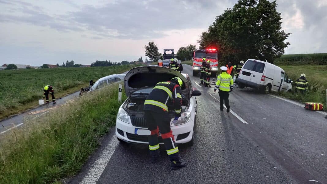 Nehoda tří aut u Bílého Újezdu na Rychnovsku. Foto: HZS