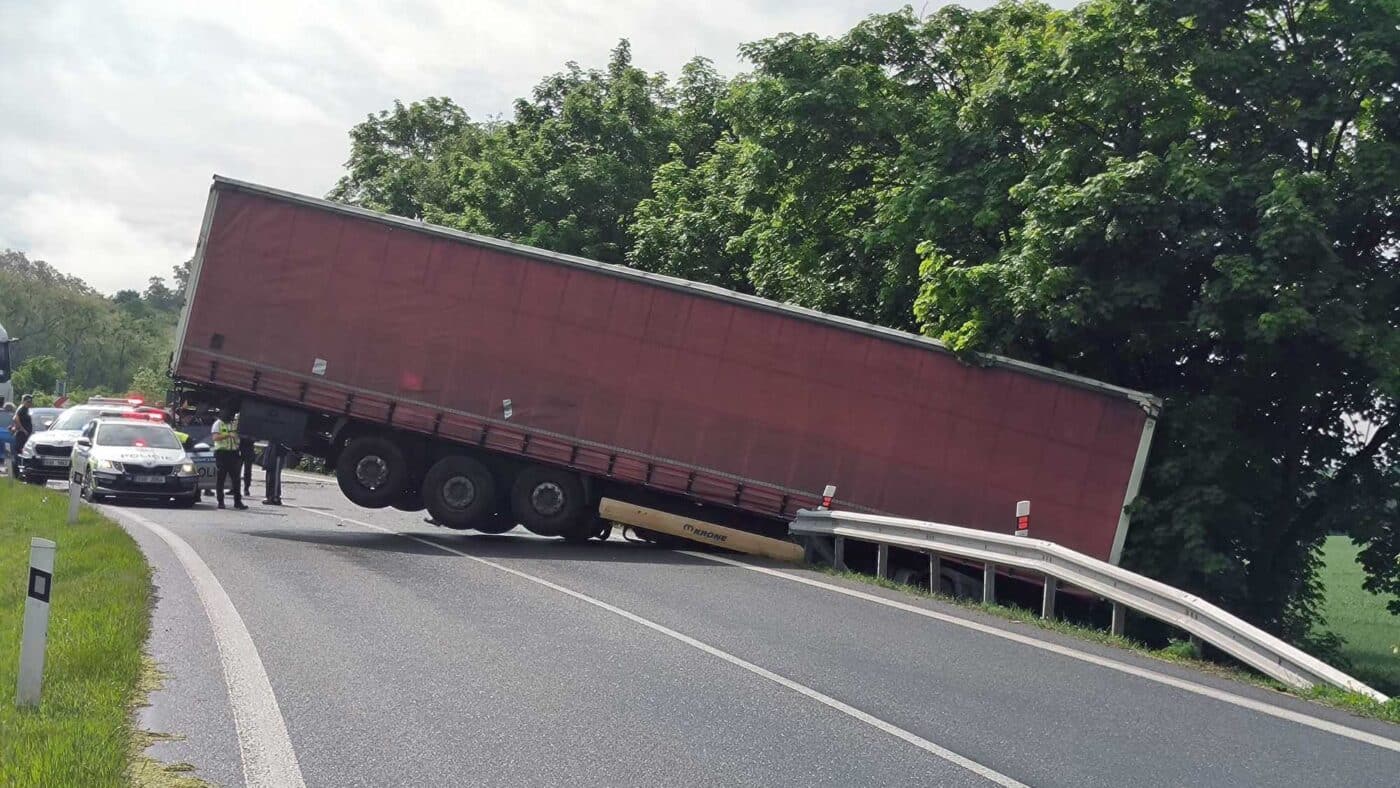 Nehoda na Mělnicku. Foto: FB/Doprava Mělník a okolí
