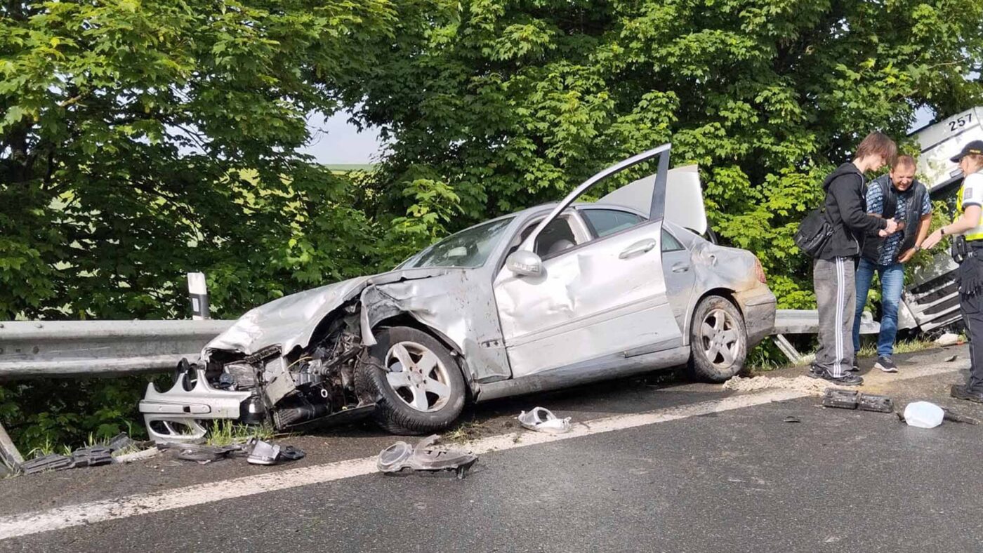 Nehoda na Mělnicku. Foto: FB/Doprava Mělník a okolí