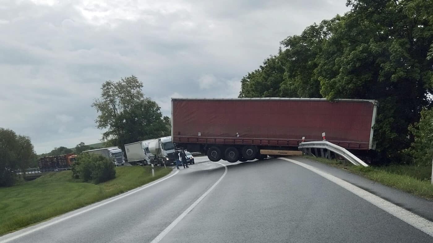 Nehoda na Mělnicku. Foto: FB/Doprava Mělník a okolí