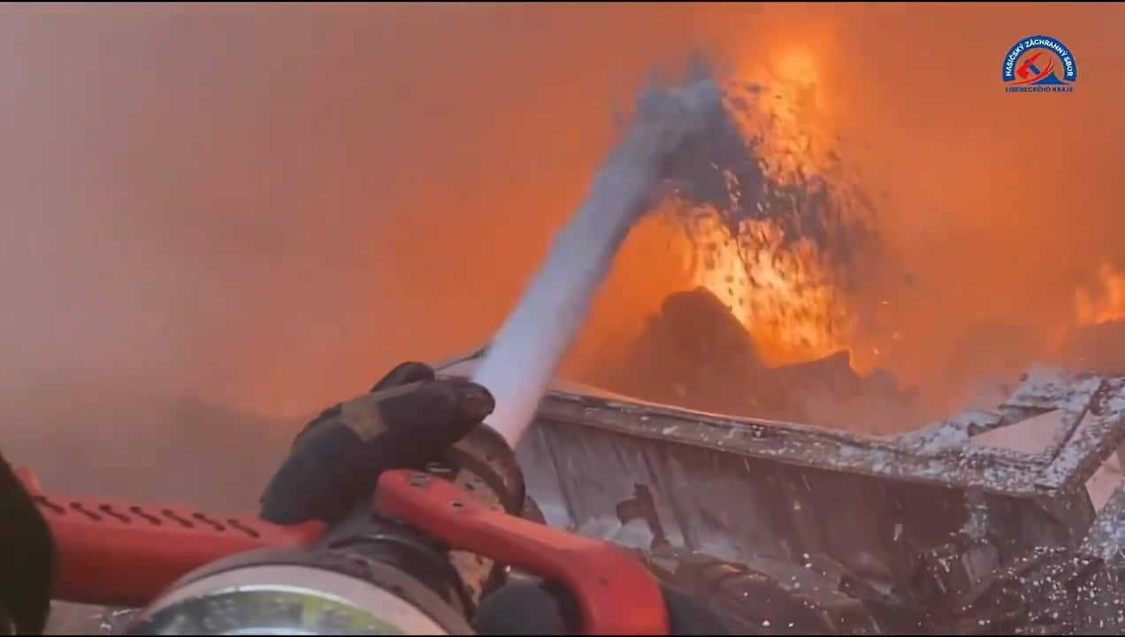 VIDEO: Hasiči bojují s požárem v České Lípě.