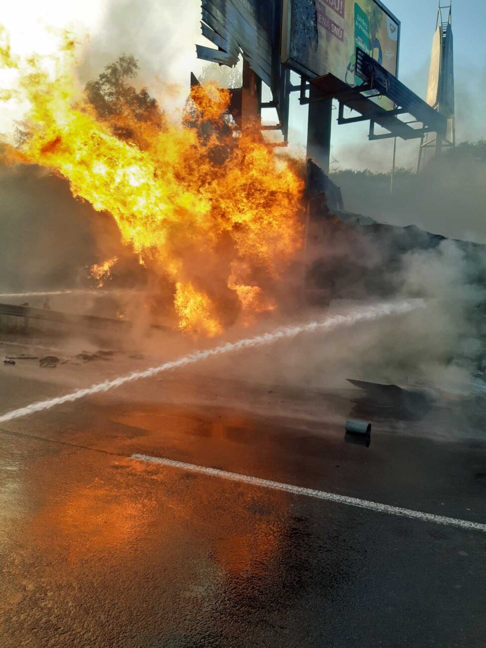 Požár kamionu na Jižní spojce v Praze. Foto: HZS
