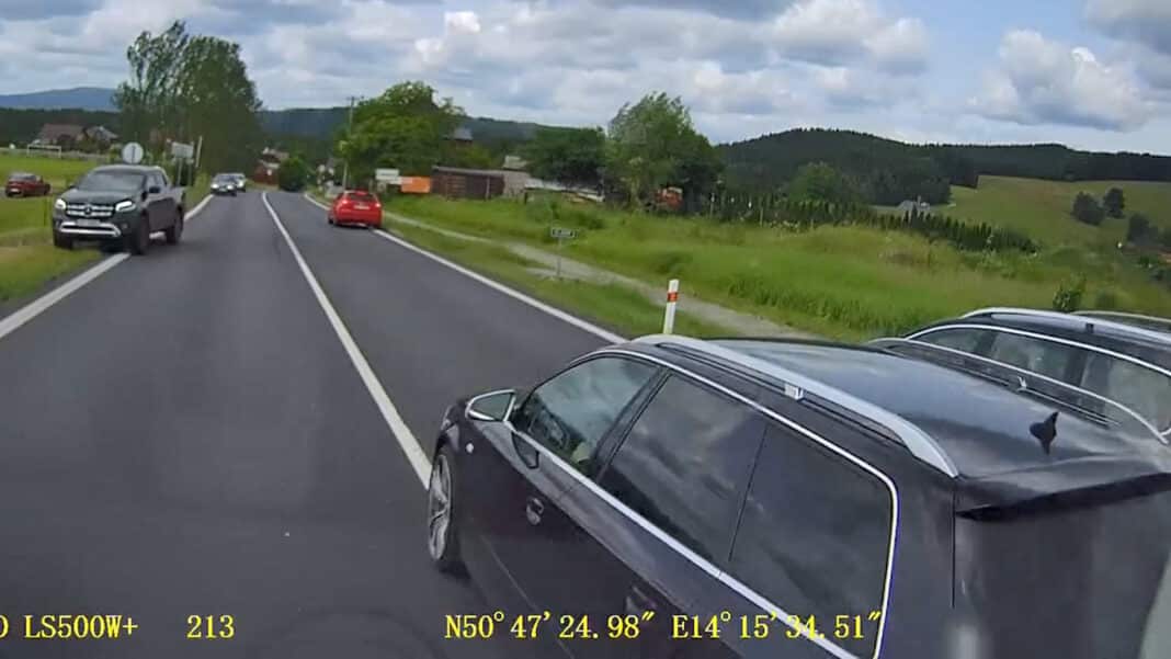 Auto na Děčínsku vjelo před sanitu. Zdroj: ZZS