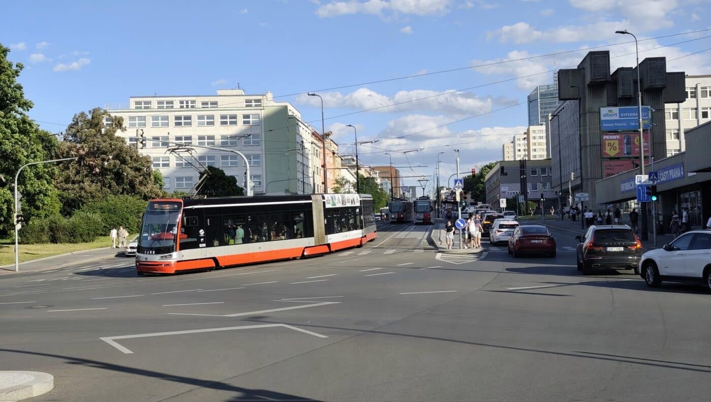 Z Pražského povstání lze využít i tramvajovou náhradní linku.