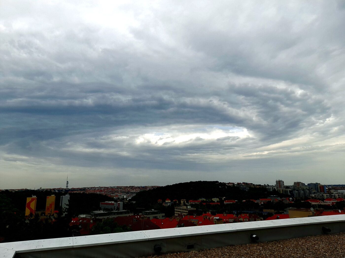 Obrovský vír mraků nad Prahou. Foto: Adam Teska