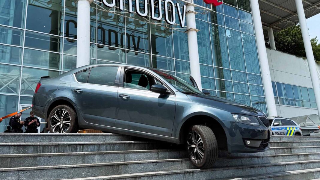 Nehoda u Westfield Chodov. Foto: HZS