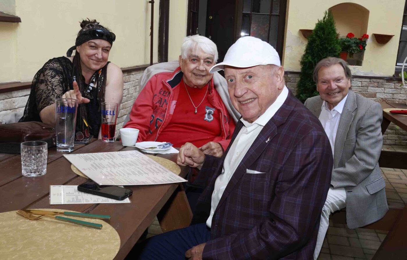 Jiří Krampol na narozeninách Antonína Gondolána 13. 6. 2025. Foto: Nextfoto