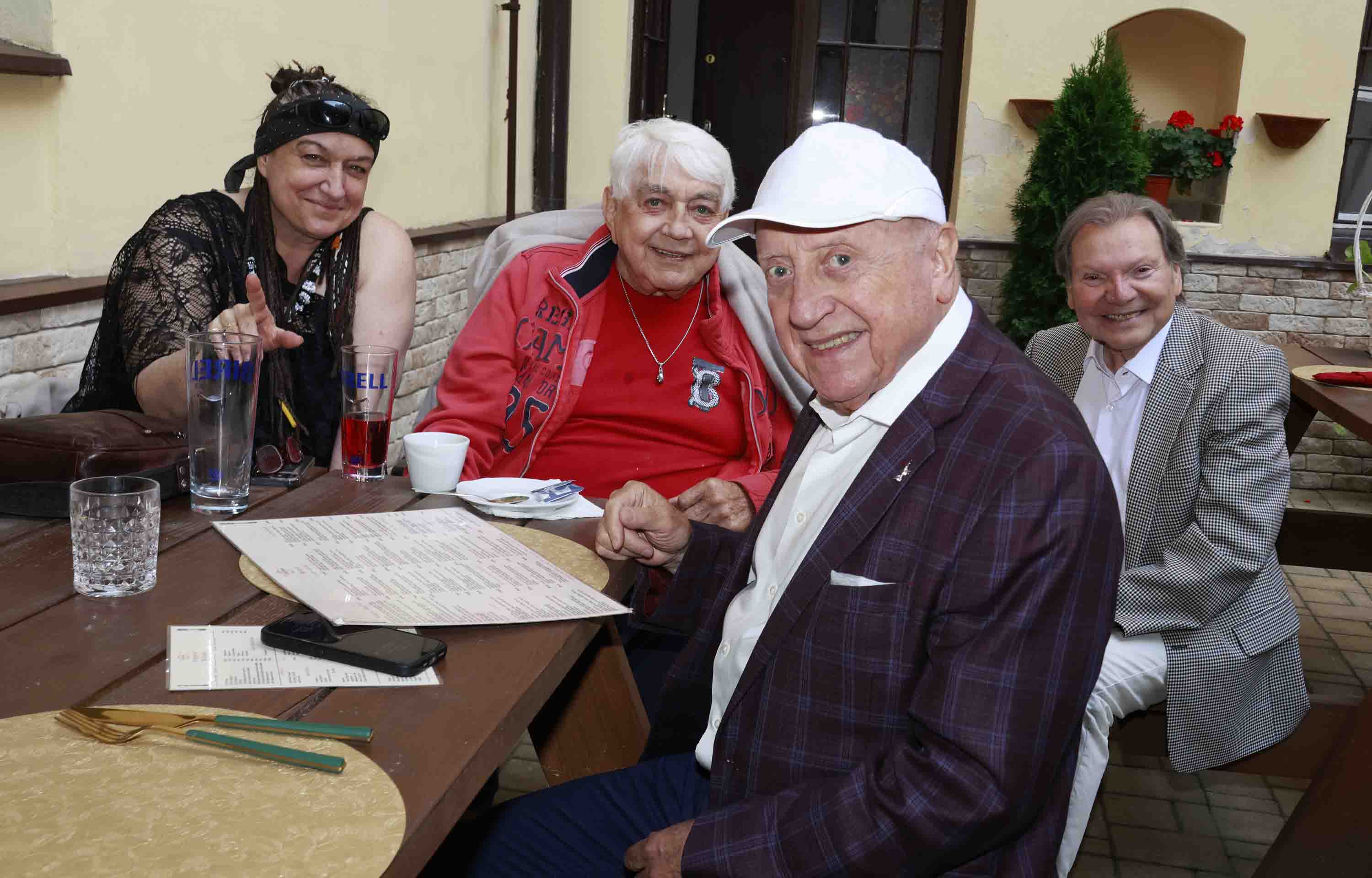 Jiří Krampol na narozeninách Antonína Gondolána 13. 6. 2025. Foto: Nextfoto
