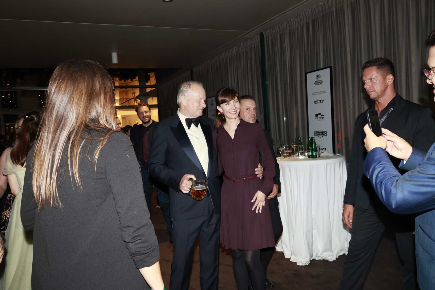 Herec Stellan Skarsgård byl v centru pozornosti a ochutnával české pivo. Foto: Nextfoto