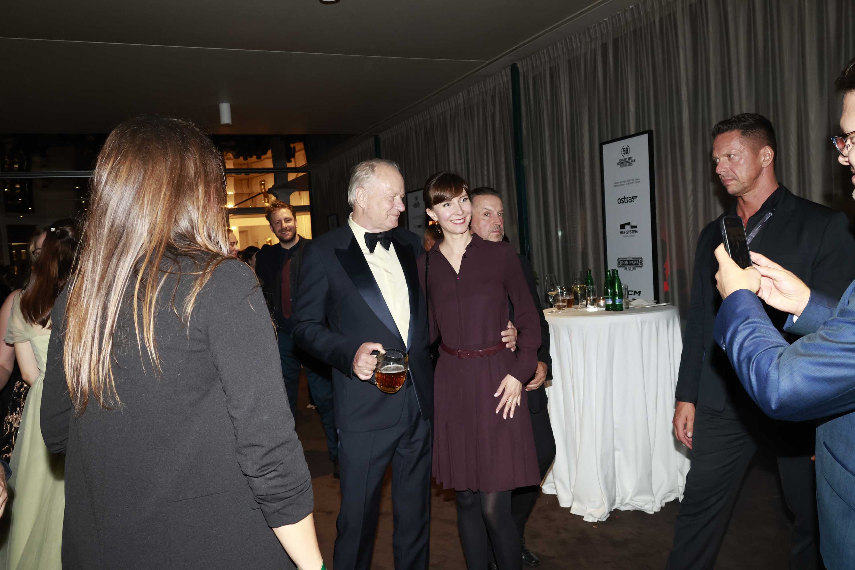 Herec Stellan Skarsgård byl v centru pozornosti a ochutnával české pivo. Foto: Nextfoto