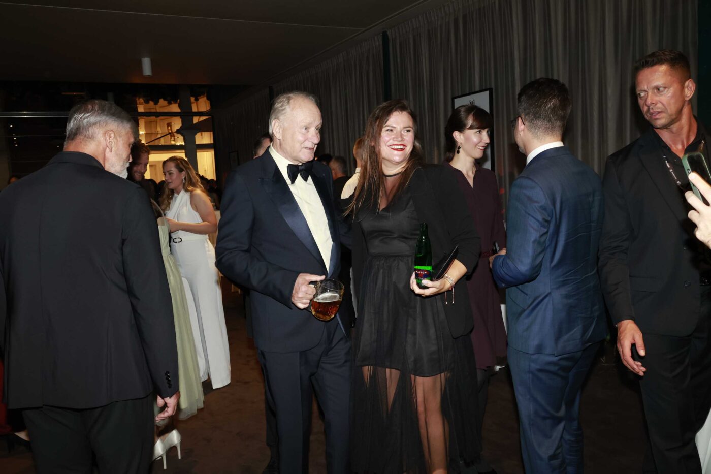 Herec Stellan Skarsgård byl v centru pozornosti a ochutnával české pivo. Foto: Nextfoto