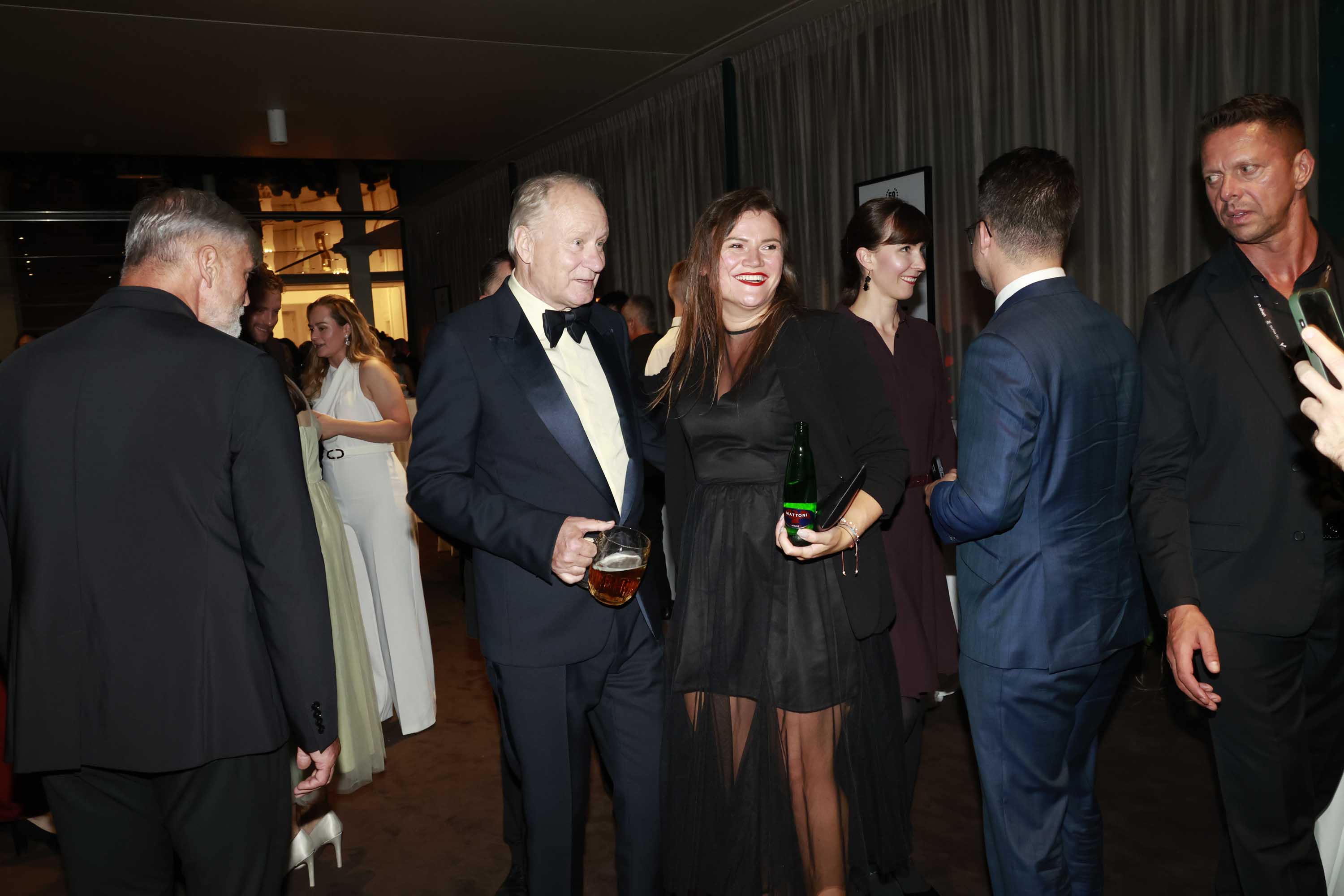 Herec Stellan Skarsgård byl v centru pozornosti a ochutnával české pivo. Foto: Nextfoto