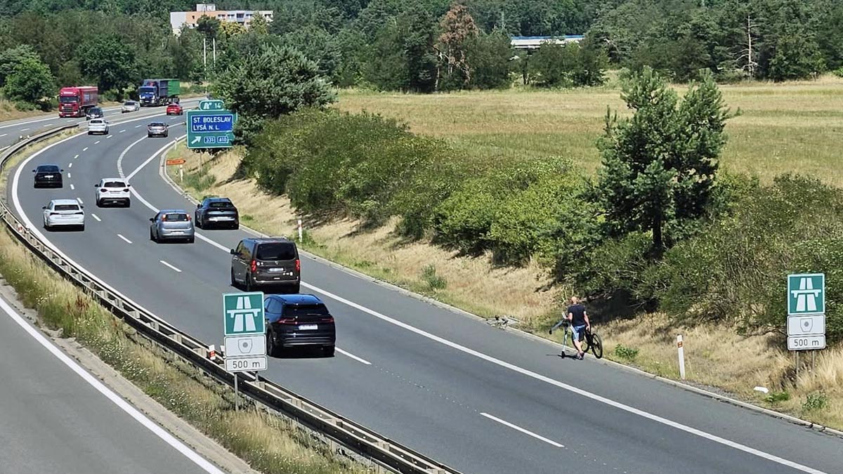 Řidič na D10 odstraňuje spadlé jízdní koho. Foto: Lenka Chmelíková