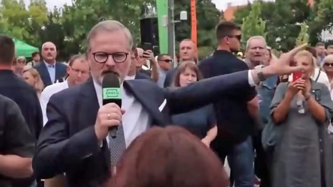 Premiér Petr Fiala se hádá s voličkou v Brně kvůli Ukrajině.