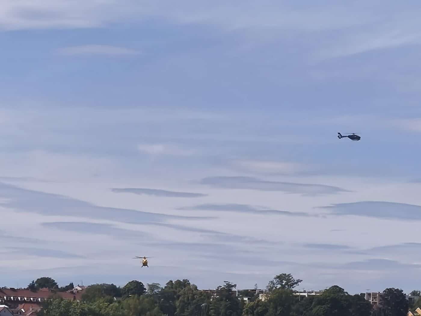 Okolí Jizery v Benátkách nad Jizerou prohledávaly i vrtulníky. Foto: Jiří Krejča