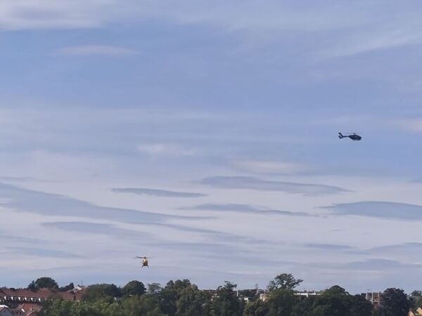 Okolí Jizery v Benátkách nad Jizerou prohledávaly i vrtulníky. Foto: Jiří Krejča