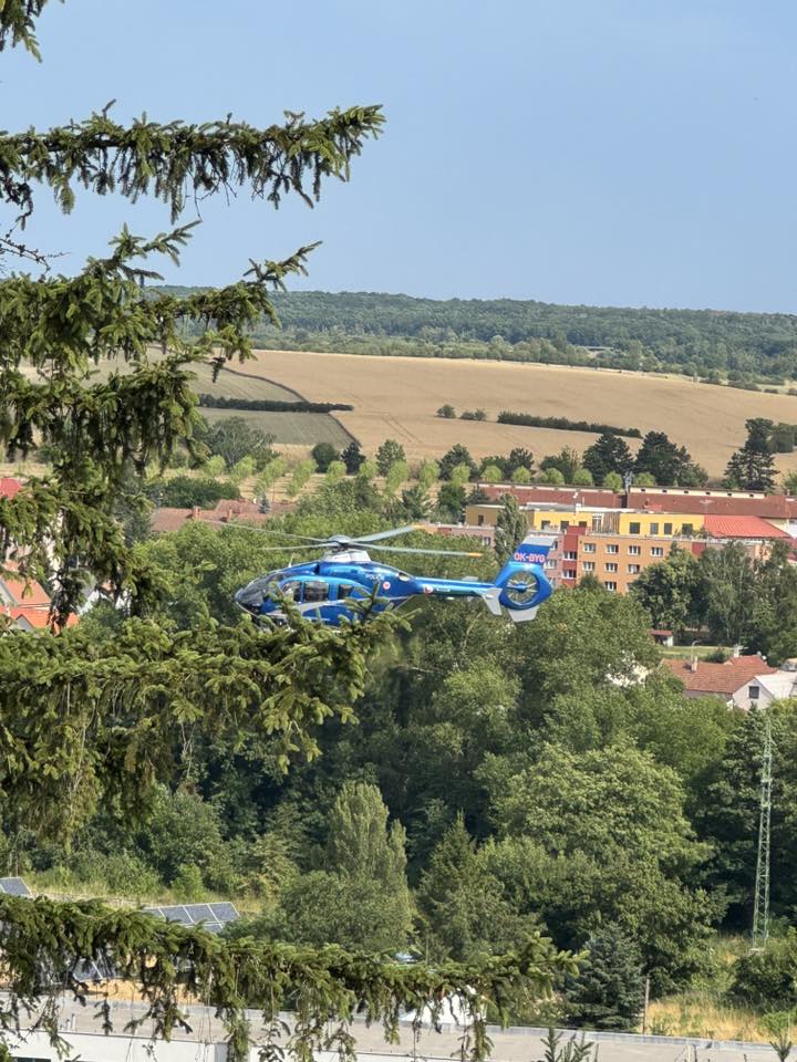 Okolí Jizery v Benátkách nad Jizerou prohledávaly i vrtulníky. Foto: Nikoletta Kursyn